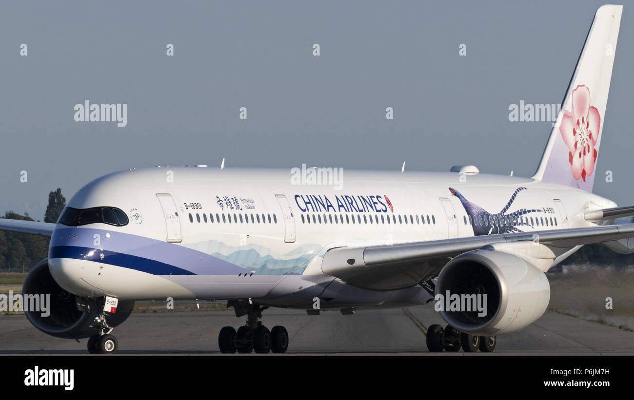 Richmond, Colombie-Britannique, Canada. 21 Juin, 2018. Un China Airlines Airbus A350-900 (B-18901) Avion de ligne gros-taxis le long de la piste après l'atterrissage. Credit : Bayne Stanley/ZUMA/Alamy Fil Live News Banque D'Images