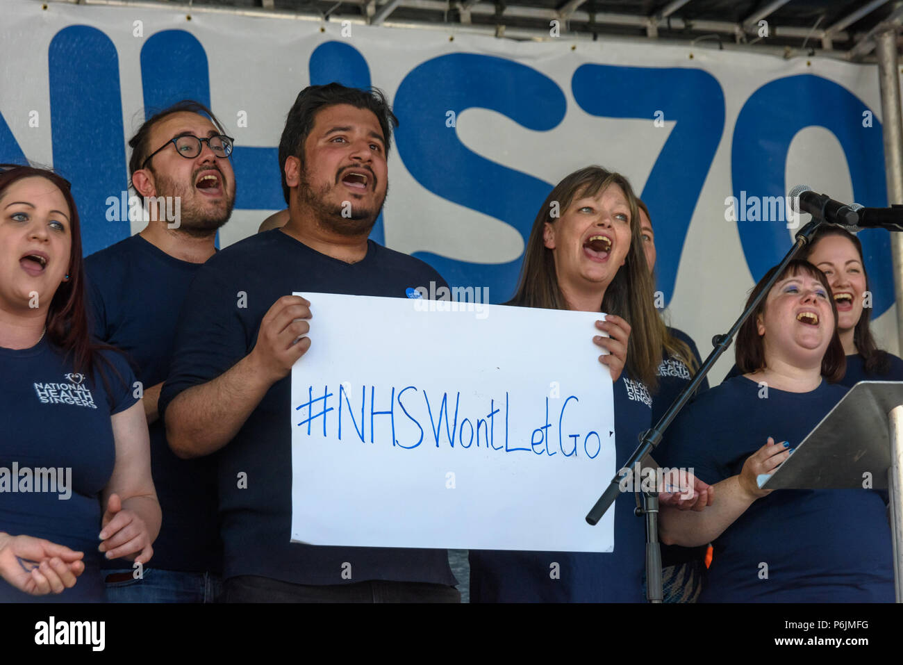 30 juin 2018 - Londres, Royaume-Uni. 30 juin 2018. La NHS singers commencer le rallye près de Downing St pour célébrer 70 ans de l'ENM, et à l'appui de ses travailleurs dévoués pour exiger une société publique NHS c'est gratuit pour tous avec un financement et dotation appropriée et fournir des services de classe mondiale pour chaque communauté. La manifestation, organisée par le l'Assemblée du peuple, des campagnes de santé ensemble, Trades Union Congress, Unison, Unite, GMB, British Medical Association, Collège Royal des soins infirmiers, Collège Royal des sages-femmes, CSP, BDA, et DORS était de défendre le NHS contre la multiplication des attaques et pr Banque D'Images