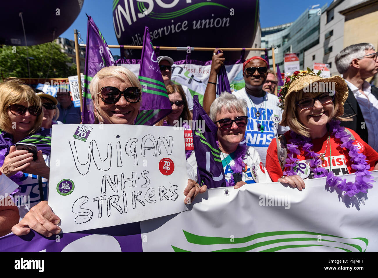 30 juin 2018 - Londres, Royaume-Uni. 30 juin 2018. Wigan NHS les grévistes sont près de l'avant de la marche que des milliers ont défilé à Londres à partir de la BBC pour un rassemblement près de Downing St pour célébrer 70 ans de l'ENM, et à l'appui de ses travailleurs dévoués pour exiger une société publique NHS c'est gratuit pour tous avec un financement et dotation appropriée et fournir des services de classe mondiale pour chaque communauté. La manifestation, organisée par le l'Assemblée du peuple, des campagnes de santé ensemble, Trades Union Congress, Unison, Unite, GMB, British Medical Association, Collège Royal des soins infirmiers, Collège Royal des Midwive Banque D'Images