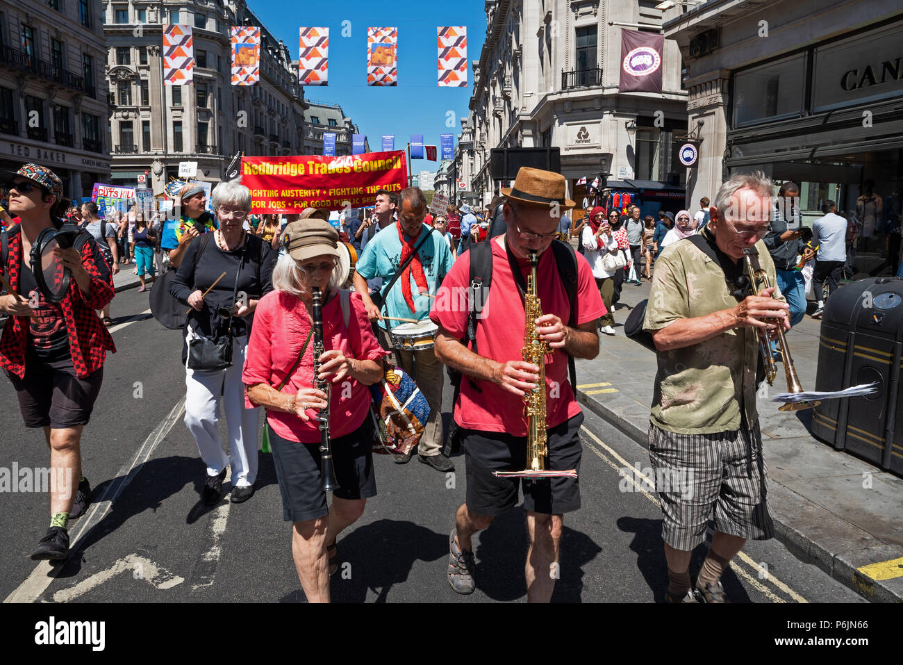 Londres, Royaume-Uni. 30 juin 2018. NHS 70 mars sur Downing Street. Des dizaines de milliers réunis par la BBC à Portland Place et ont défilé dans le centre de Londres pour marquer le 70e anniversaire du Service national de santé. Ils faisaient campagne pour mettre fin aux coupures, à la privatisation, et pour assurer la crédibilité de l'aide financière. La marche et un rassemblement a été organisé par l'Assemblée du peuple contre l'austérité, campagnes de santé ensemble, TUC et les syndicats du service de santé. Crédit : Stephen Bell/Alamy Live News. Banque D'Images