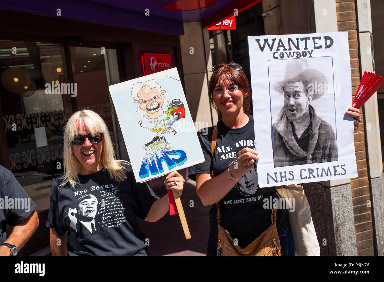 Londres, Royaume-Uni. 30 juin 2018. NHS 70 mars sur Downing Street. Des dizaines de milliers réunis par la BBC à Portland Place et ont défilé dans le centre de Londres pour marquer le 70e anniversaire du Service national de santé. Ils faisaient campagne pour mettre fin aux coupures, à la privatisation, et pour assurer la crédibilité de l'aide financière. La marche et un rassemblement a été organisé par l'Assemblée du peuple contre l'austérité, campagnes de santé ensemble, TUC et les syndicats du service de santé. Crédit : Stephen Bell/Alamy Live News. Banque D'Images