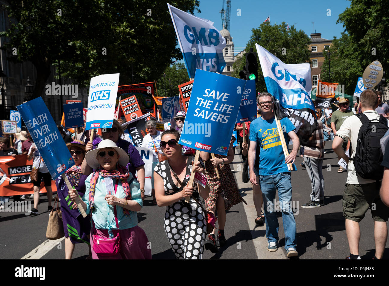 Londres, Royaume-Uni. 30 juin 2018. NHS 70 mars sur Downing Street. Des dizaines de milliers réunis par la BBC à Portland Place et ont défilé dans le centre de Londres pour marquer le 70e anniversaire du Service national de santé. Ils faisaient campagne pour mettre fin aux coupures, à la privatisation, et pour assurer la crédibilité de l'aide financière. La marche et un rassemblement a été organisé par l'Assemblée du peuple contre l'austérité, campagnes de santé ensemble, TUC et les syndicats du service de santé. Crédit : Stephen Bell/Alamy Live News. Banque D'Images