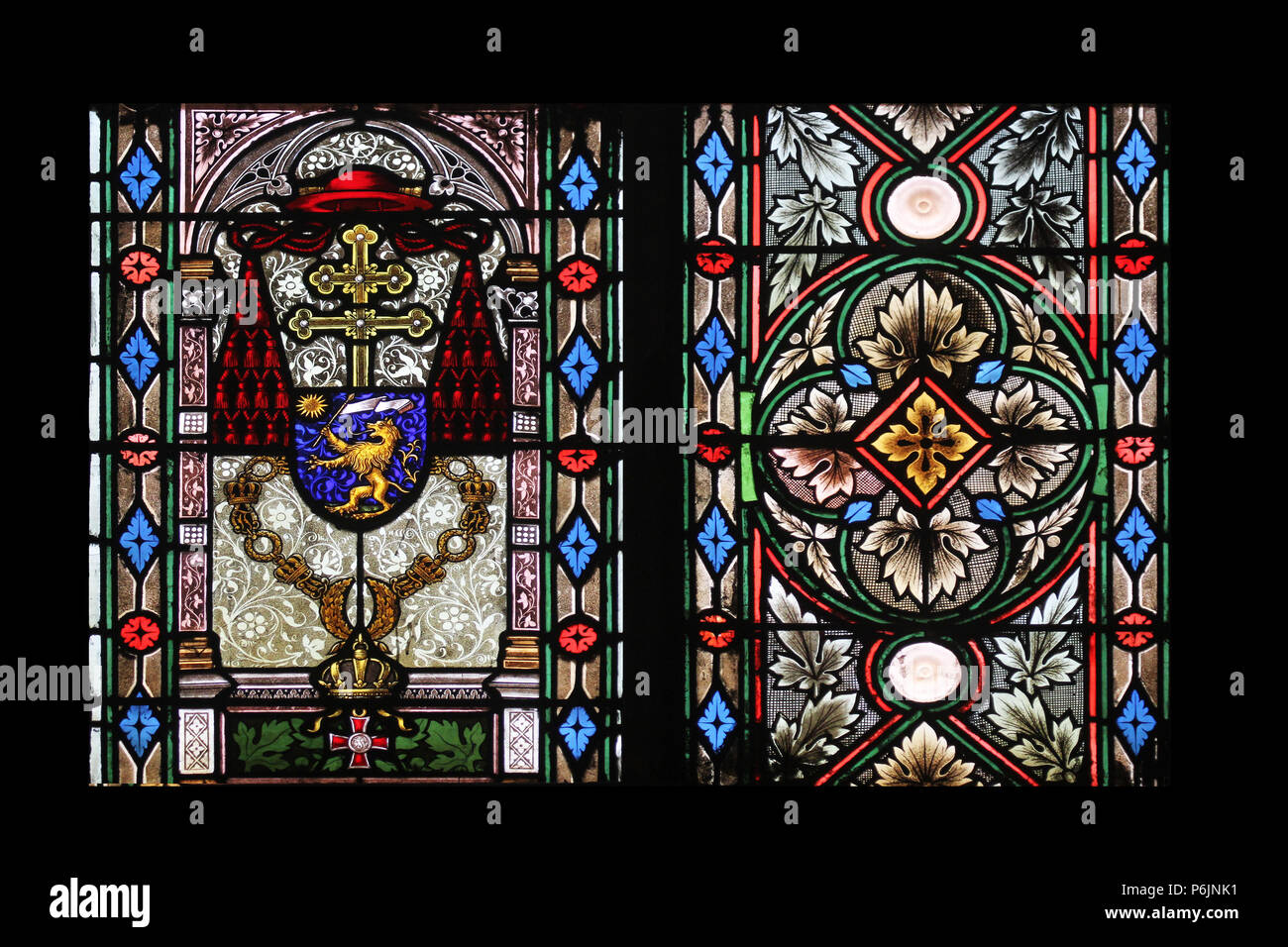Armoiries du Cardinal Joseph Mihalovic, vitraux dans la cathédrale de Zagreb, dédiée à l'assomption de Marie Banque D'Images
