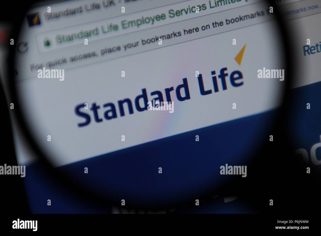 Le site web de la Standard Life vu à travers une loupe Banque D'Images