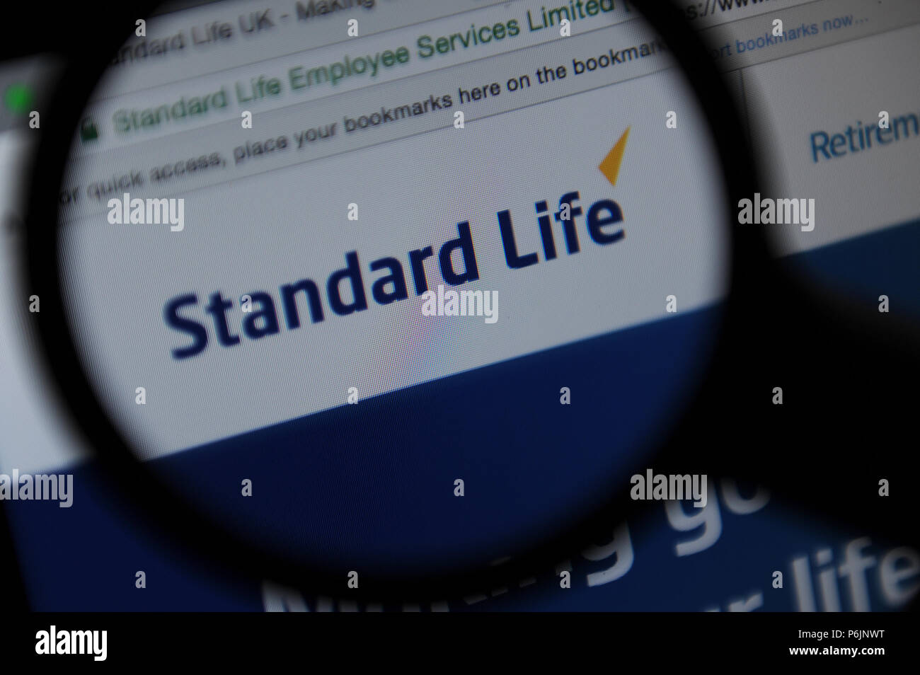 Le site web de la Standard Life vu à travers une loupe Banque D'Images