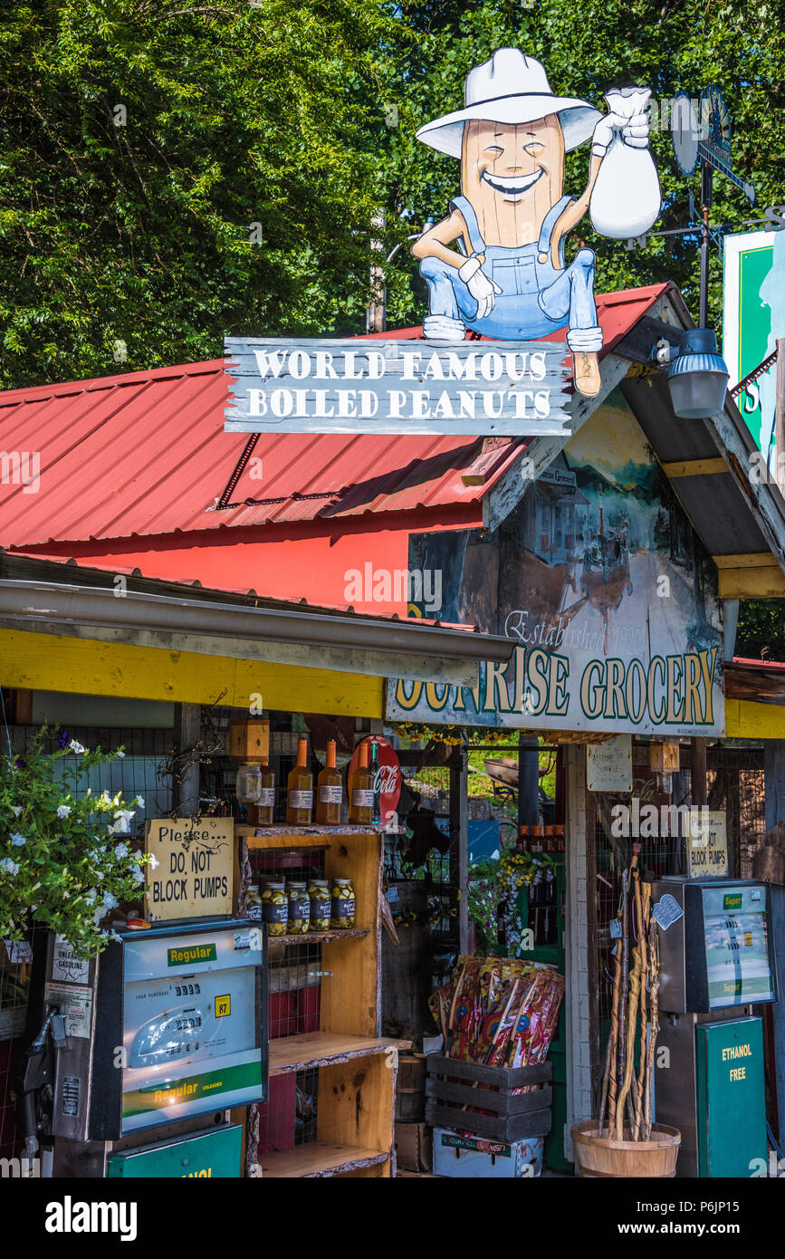 Lever du soleil, un pays au bord de l'épicerie dans le marché du nord de la Géorgie Blue Ridge Mountains, attire les clients avec sa célèbre arachides bouillies. (USA) Banque D'Images