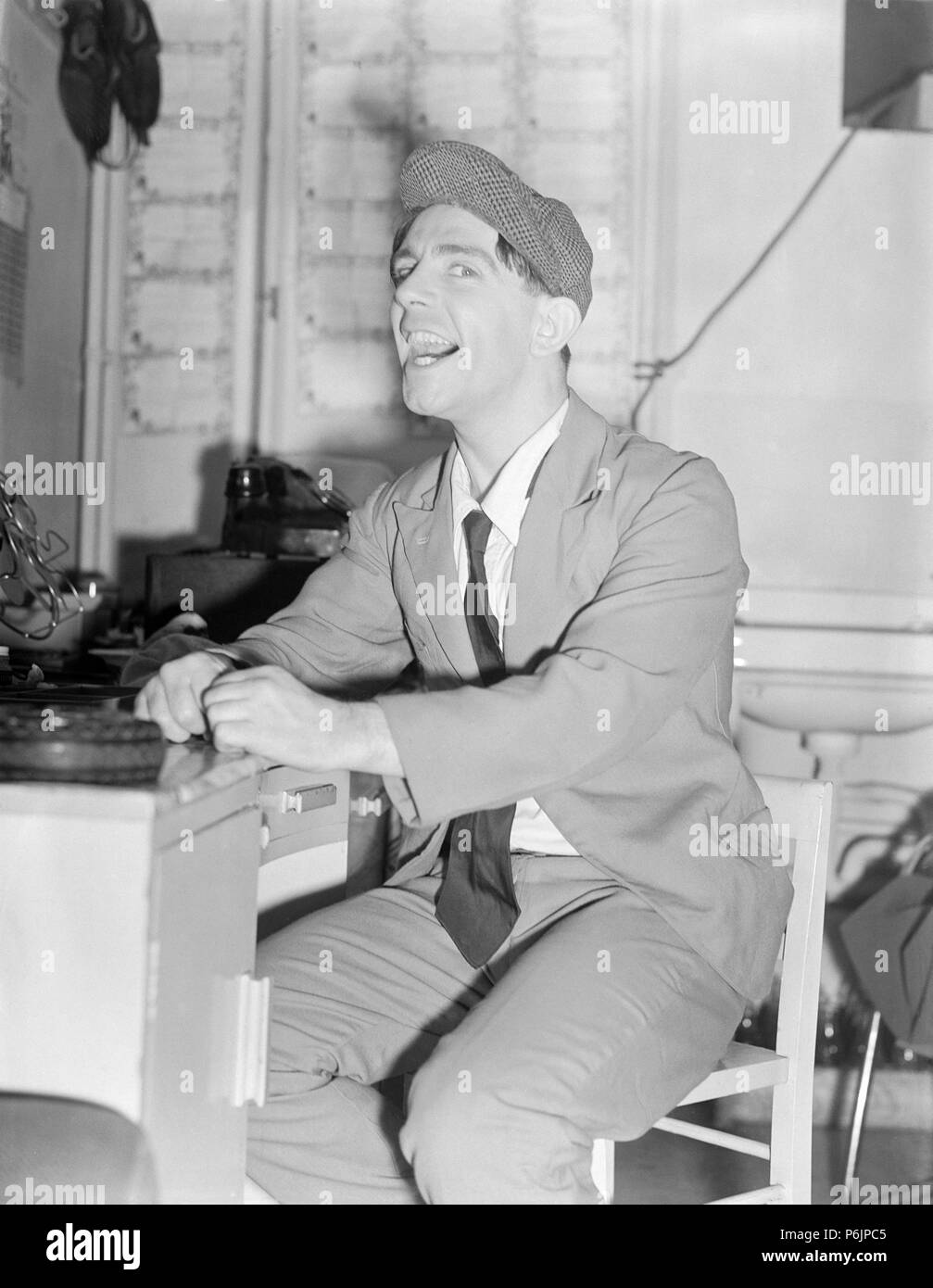 English acteur, comédien, artiste, Norman et la sagesse, (4 février 1915 - 4 octobre 2010), relaxant et posant pour l'appareil photo dans sa loge avant un concert. Banque D'Images