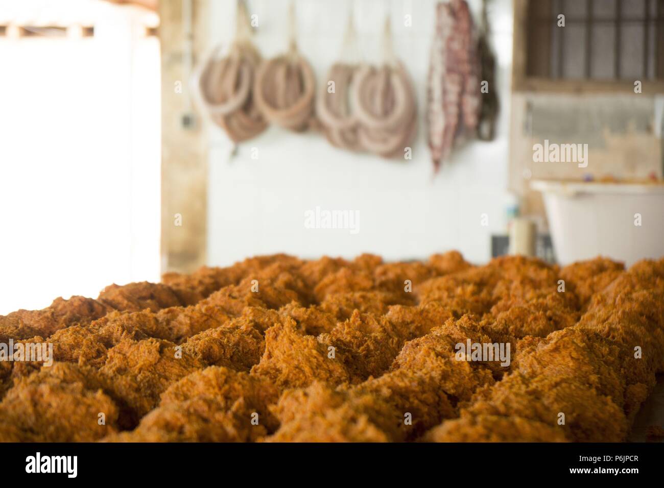 Especiado y mezcla de la sobrasada, matanza tradicional del cerdo, Llucmajor, Mallorca, Islas Baleares, Espagne. Banque D'Images