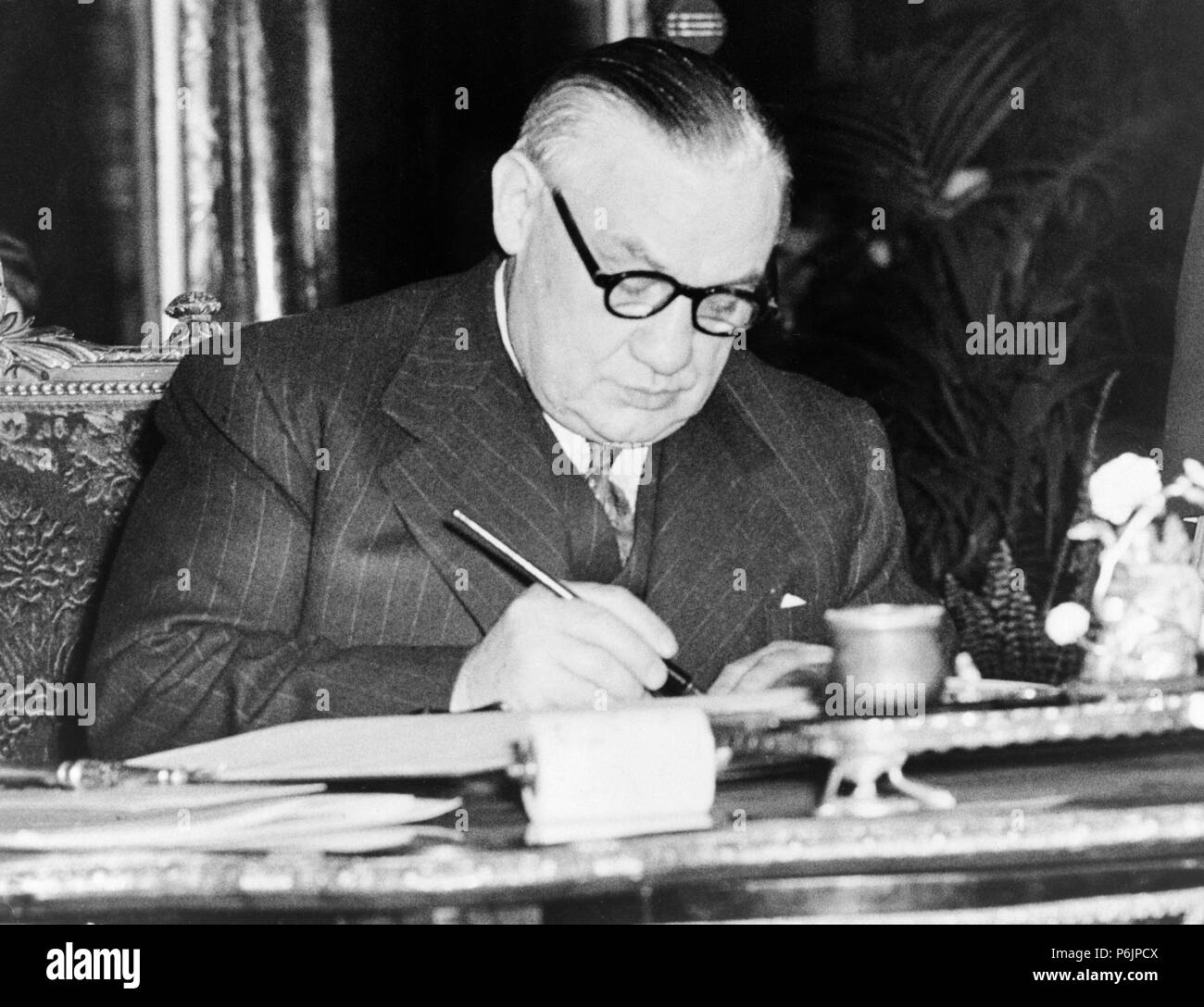 Politicien Britannique Ernest Bevin (9 mars 1881 - 14 avril 1951) la signature du traité Benelux à Bruxelles le 17 mars 1948. Banque D'Images