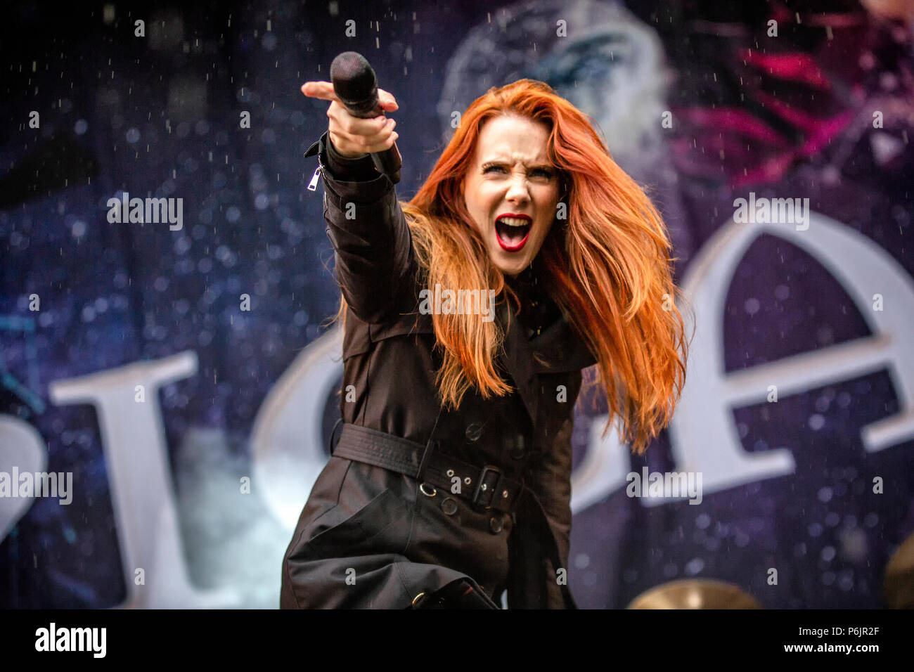 La Norvège, Halden - 21 juin, 2018. Le groupe de metal symphonique Epica effectue un concert live au cours de la musique norvégienne METAL festival 2018 tonnes de roche de Halden. Ici la chanteuse Simone Simons est vu sur scène. (Photo crédit : Gonzales Photo - Terje Dokken). Banque D'Images