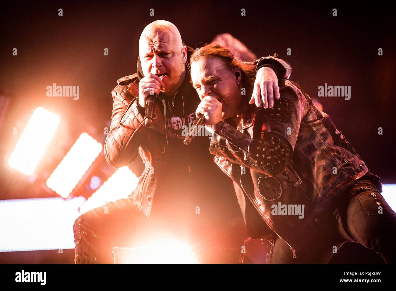 La Norvège, Halden - 22 juin, 2018. Le régime allemand metal Helloween effectue un concert live au cours de la musique norvégienne METAL festival 2018 tonnes de roche de Halden. Chanteurs d'Andi Deris ici (R) et Michael Kiske (L) sont vus sur scène. (Photo crédit : Gonzales Photo - Terje Dokken). Banque D'Images