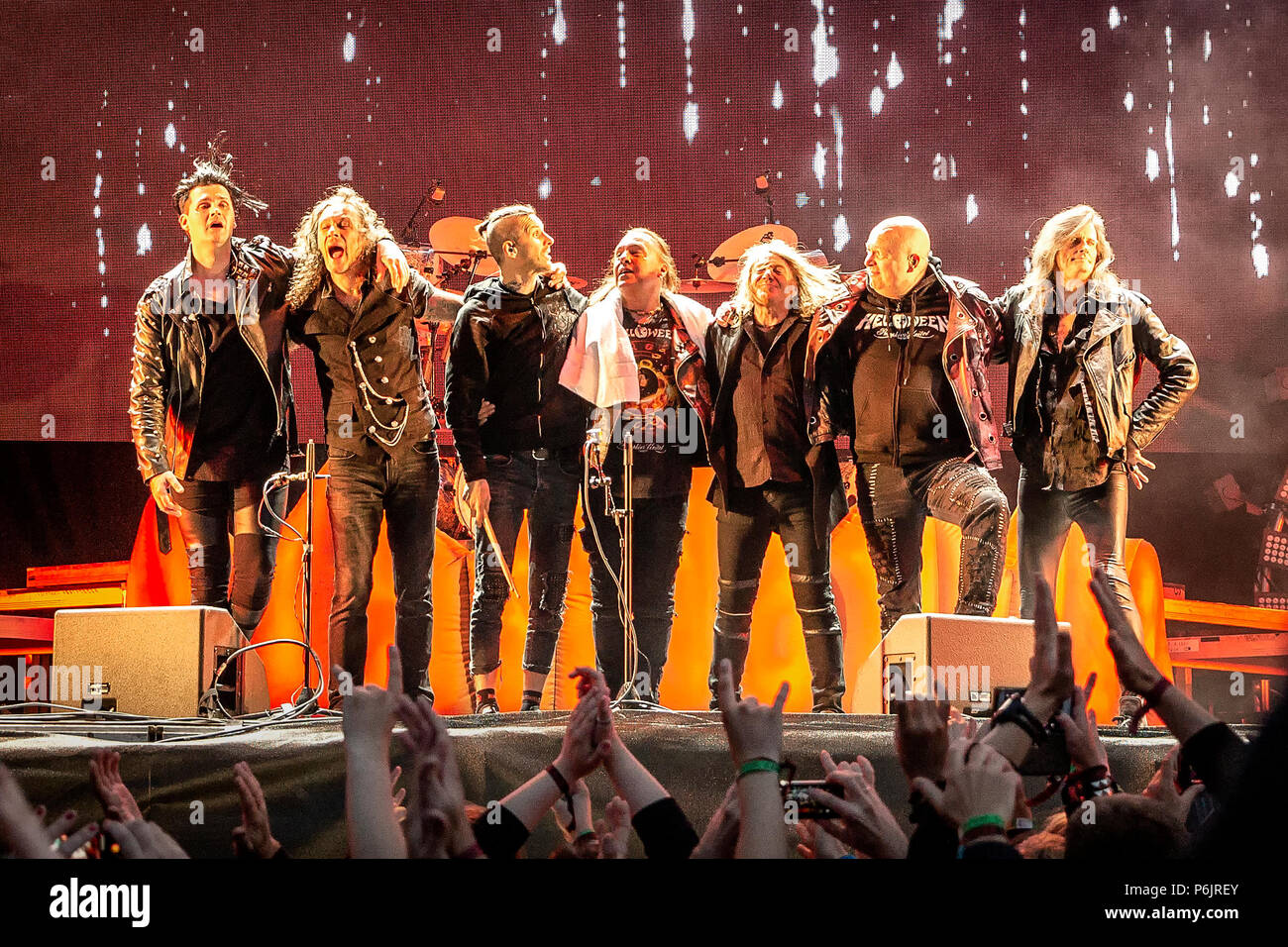 La Norvège, Halden - 22 juin, 2018. Le régime allemand metal Helloween effectue un concert live au cours de la musique norvégienne METAL festival 2018 tonnes de roche de Halden. Andi Deris chanteurs ici et Michael Kiske sont vus sur scène avec le reste des membres du groupe. (Photo crédit : Gonzales Photo - Terje Dokken). Banque D'Images