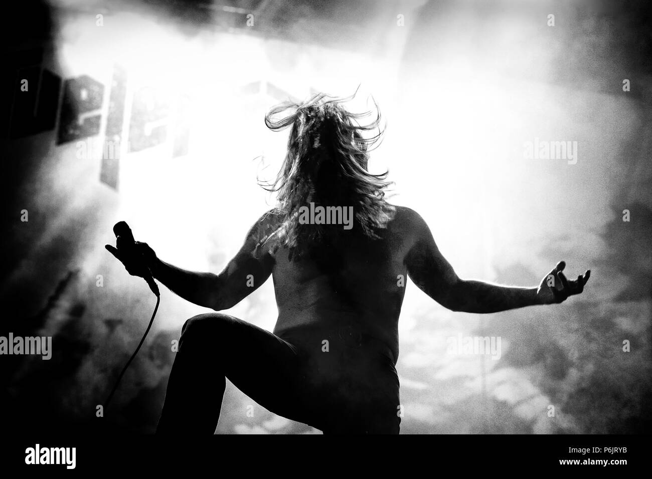 La Norvège, Halden - le 23 juin 2018. Le black metal norvégien et le groupe de heavy metal Kvelertak effectue un concert live au cours de la musique norvégienne METAL festival 2018 tonnes de roche de Halden. Ici le chanteur Erlend Hjelvik est vu sur scène. (Photo crédit : Gonzales Photo - Terje Dokken). Banque D'Images