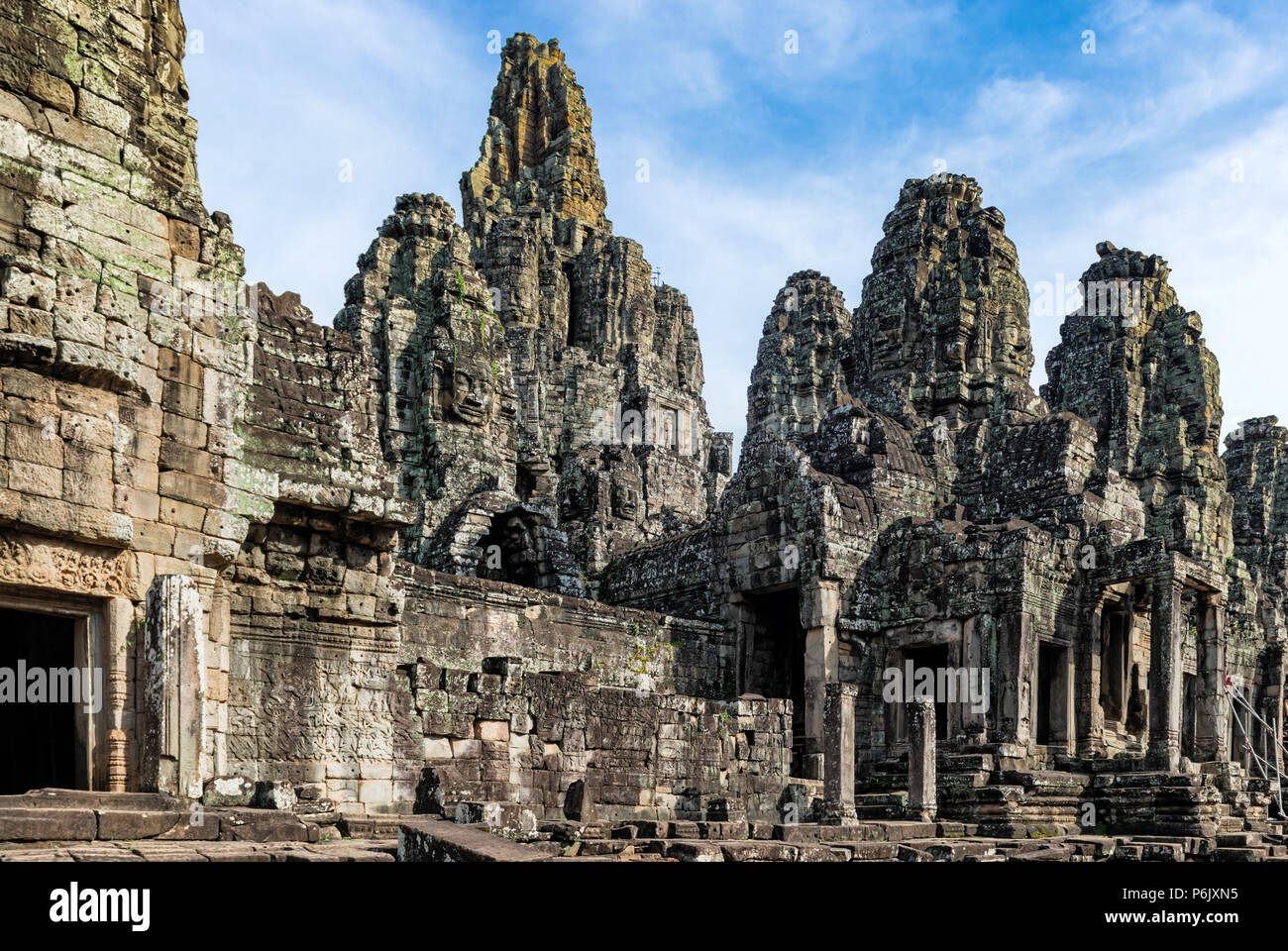 Bayon est richement décorée temple Khmer à Angkor au Cambodge. Construit au 12ème siècle en tant que temple d'état du roi bouddhiste Mahayana. Elle est de t Banque D'Images