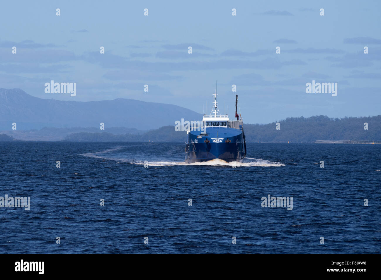 Saumon Huon barge de débarquement du Capitaine Bill sur le port Maquarie, Tasmanie Banque D'Images