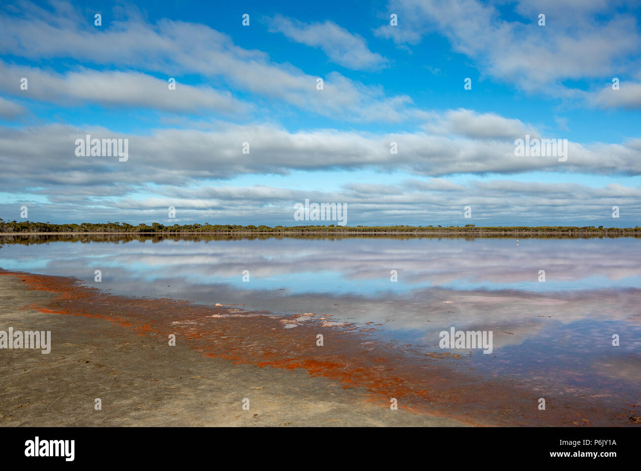 Le reflet des nuages sur le lac Victoria Lochiel Dimboola Australie le 24 juin 2018 Banque D'Images