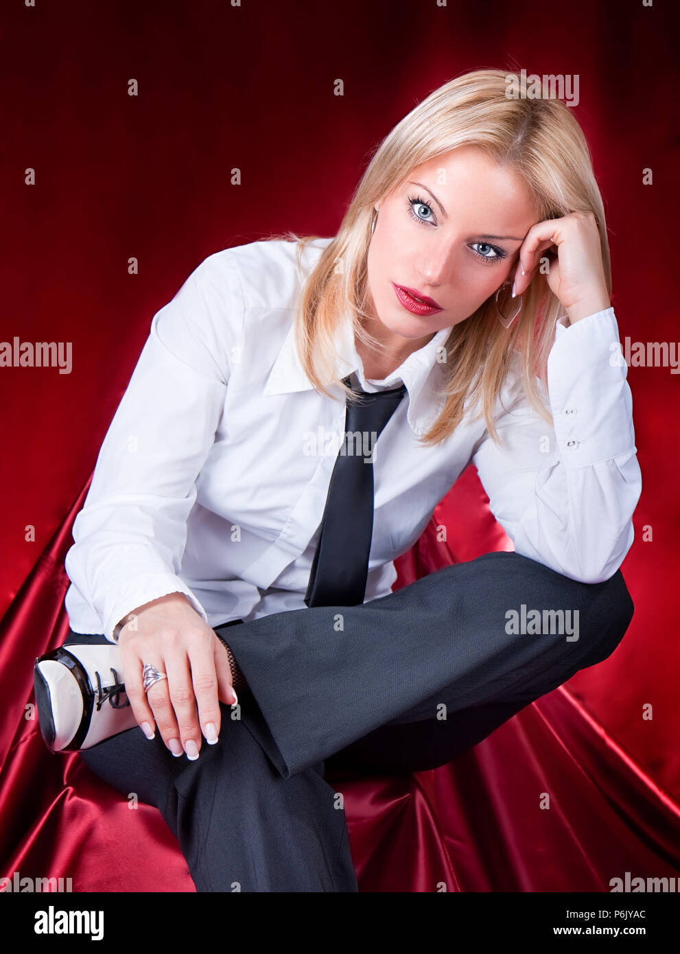 Belle jeune femme avec une cravate et le rouge à lèvres rouge , close up  Photo Stock - Alamy