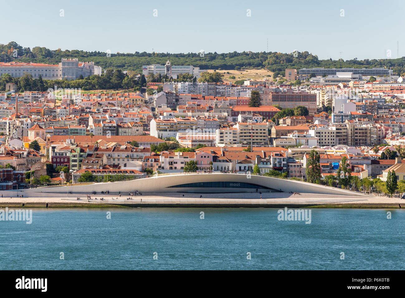 Lisbonne, Portugal - Mai 19, 2017 : Avis de la ville de Lisbonne depuis le navire de croisière sur le Tage, au Portugal. Musée d'art, l'architecture et de la technologie (MA Banque D'Images