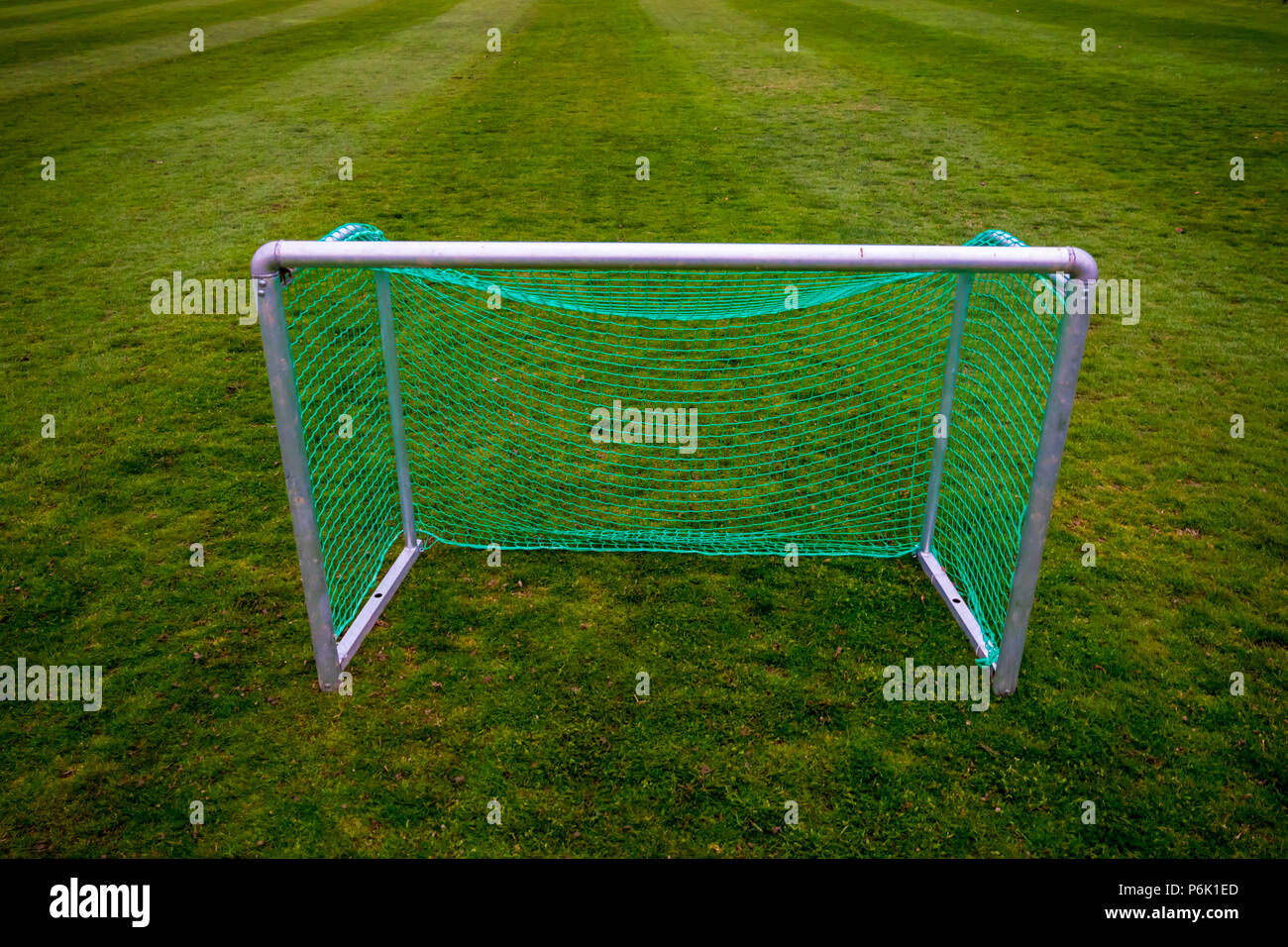 Poteau de but sur le terrain de soccer. Banque D'Images