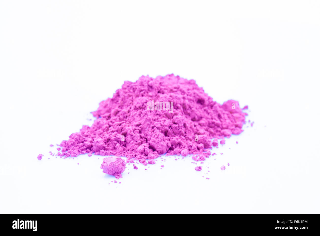 Petit tas de poudre de couleur rose - studio light Banque D'Images