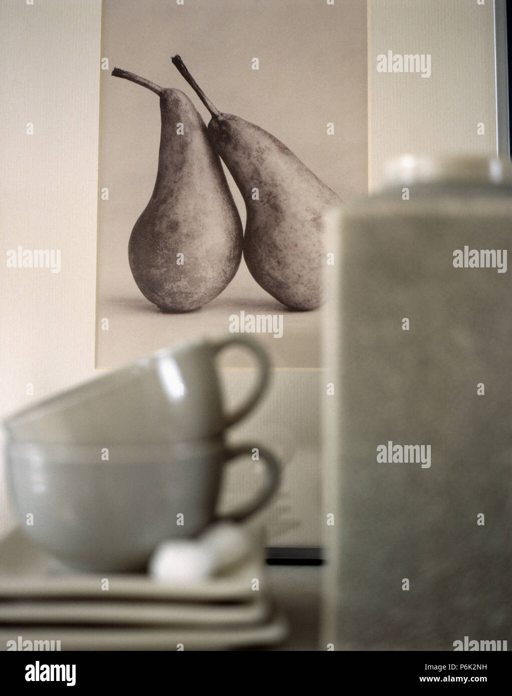 Still-Life de noir +blanc Photographies de deux poires au-dessus de la coupe Grey Banque D'Images