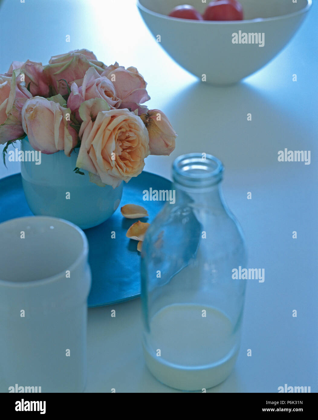 Still-Life de roses roses dans la tasse blanche sur table avec bouteille de lait et blanc mug Banque D'Images