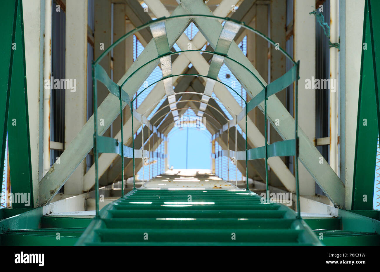 Structure en treillis vert fond perspective. Banque D'Images