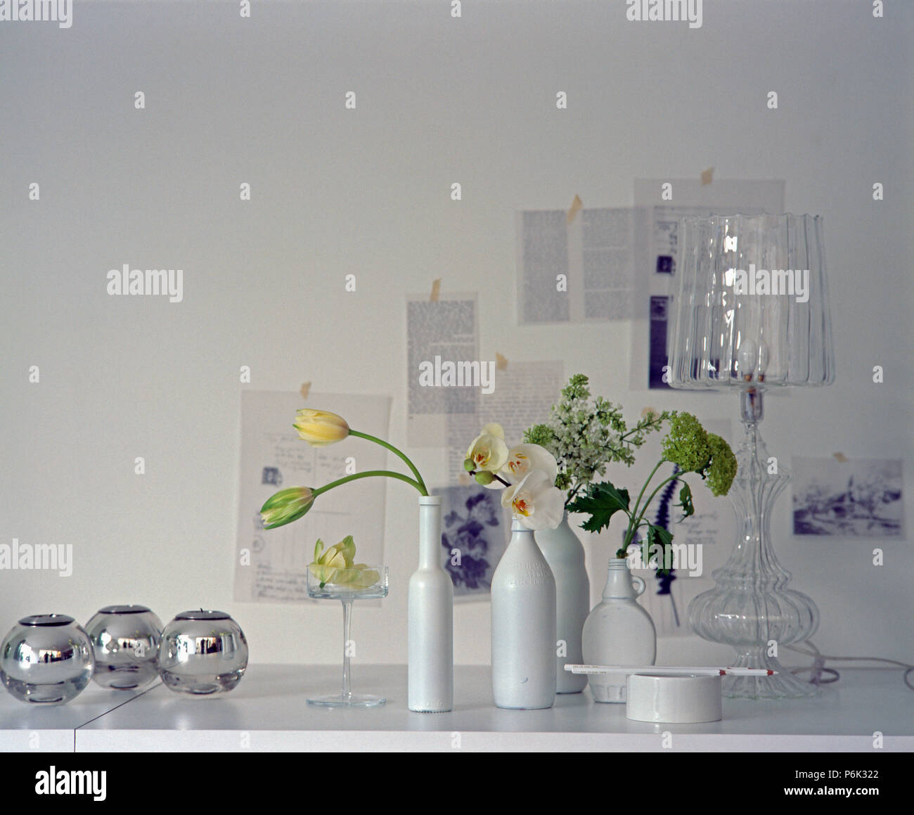 Close-up of mirror chandeliers en verre et de vases en céramique blanche sur table avec lampe Banque D'Images