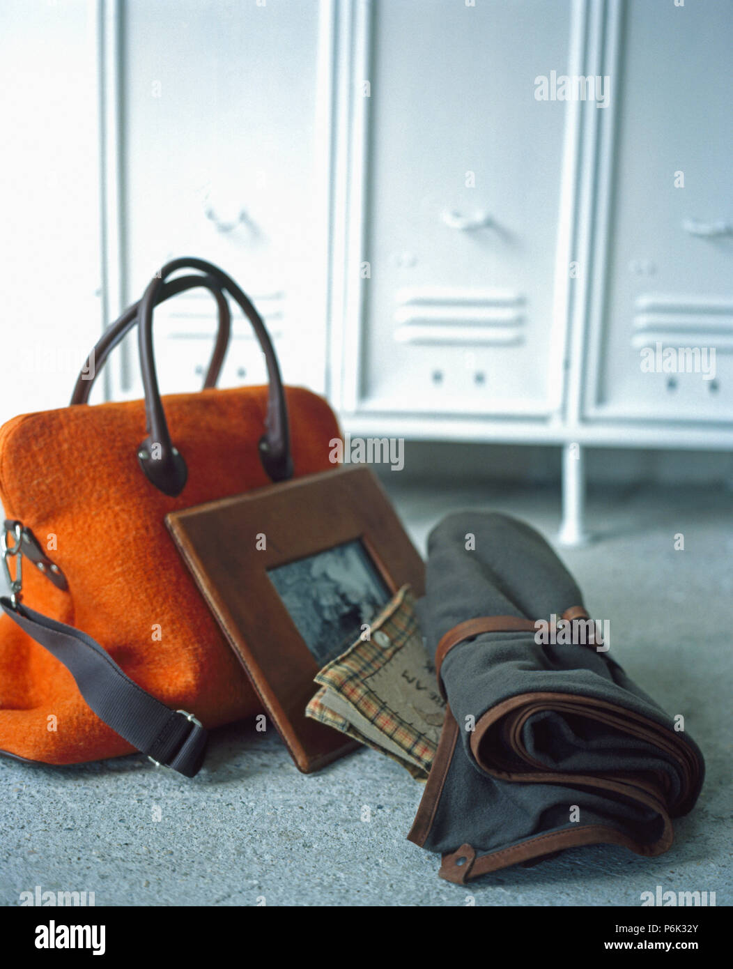 Close-up of orange grand feltbag avec cadre photo et tapis roulé Banque D'Images