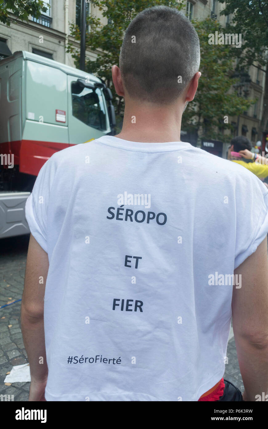 Paris, France, les militants français du sida manifestent, à la fierté gay annuelle, Marche LGBT, AIDES, ONG on Street, slogan de chemise HIV positive, Marche de la fierté Banque D'Images