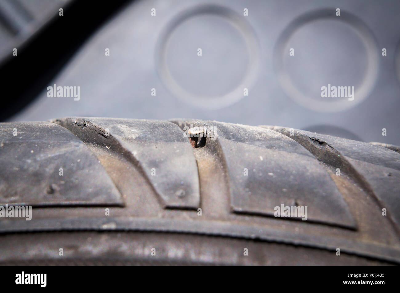 Crevaison de pneu, pneu à plat, fer à repasser, clou de fixation,  pneumatiques, Pneumatique, pneumatiques, Roues, roues Photo Stock - Alamy