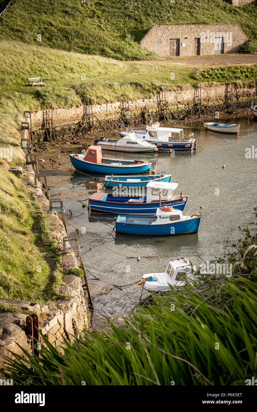 Bateaux de pêche dans le port à Sluce Seaton, Northumberland, England Banque D'Images