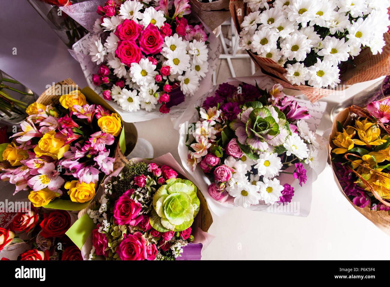 Un grand nombre de bouquets de fleurs colorées , fleuriste entreprise. Banque D'Images