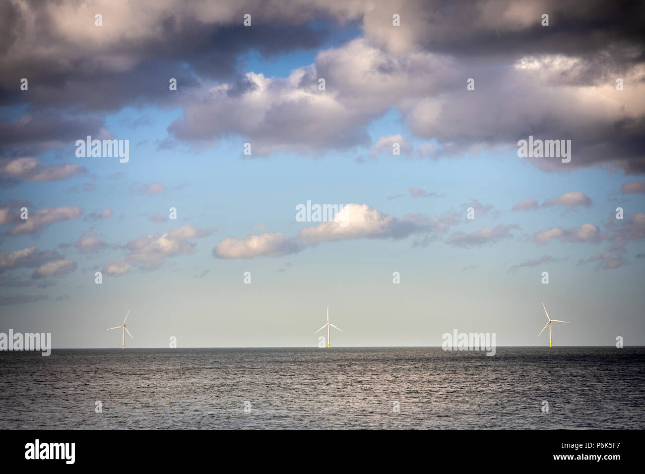 Les turbines éoliennes au large des côtes par Blyth, Northumberland, England Banque D'Images