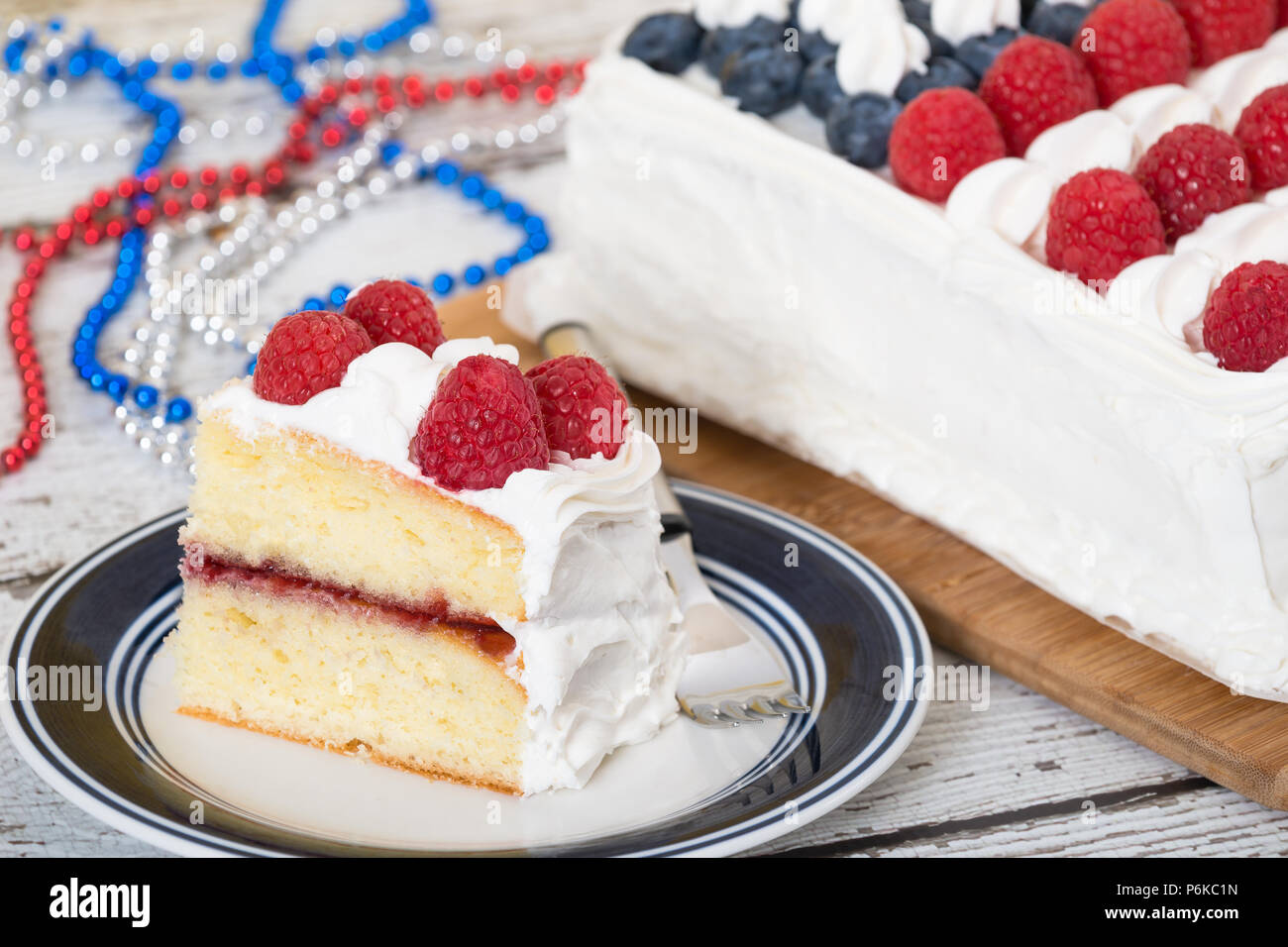 Une Tranche De Patriotique Rouge Blanc Et Bleu Le Drapeau Americain Gateau Concept Pour Quatrieme De Juillet Fete Photo Stock Alamy