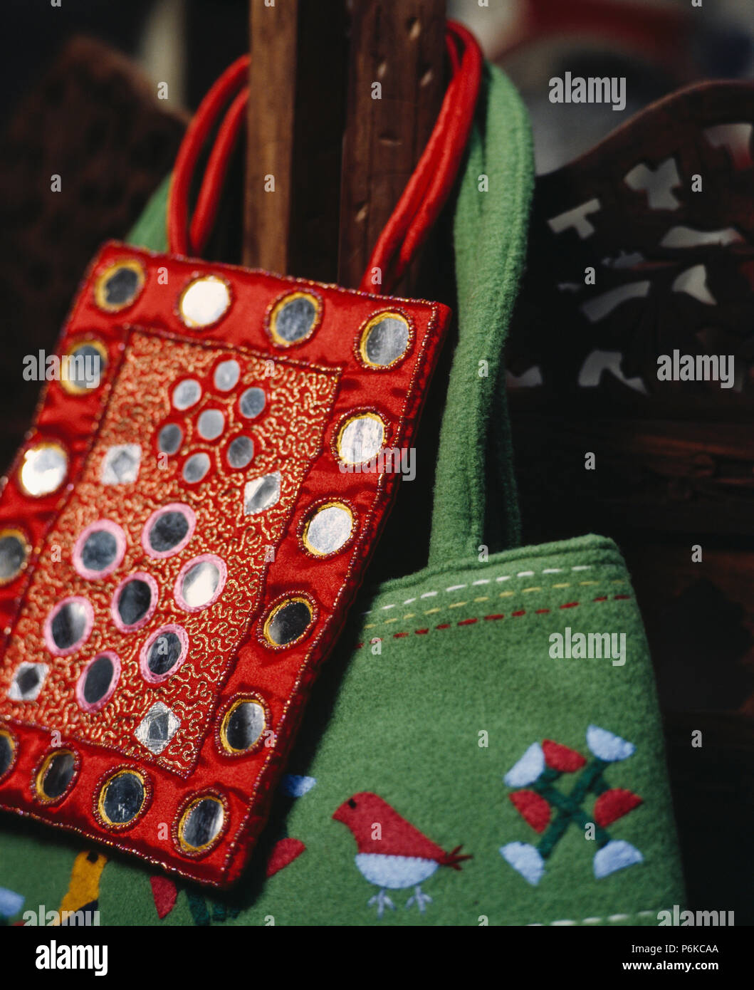 Miroir de sac à main rouge de style indien et sac en tissu vert Photo Stock  - Alamy