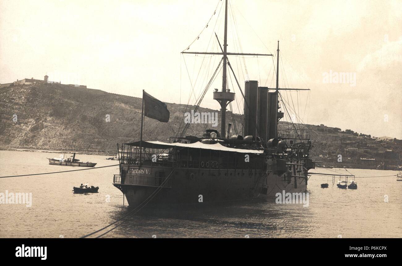 España. Tarjeta postal. Marina de Guerra. Acorazado Carlos V en El Puerto de Barcelona. Años 1910. Banque D'Images