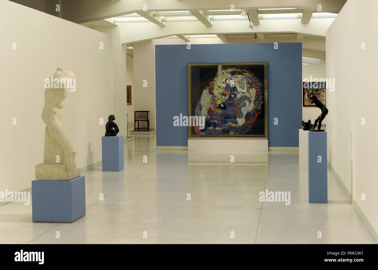 GALERIA NACIONAL DE PRAGA. REPUBLICA CHECA. L'intérieurmaison de una da las salas del Museo. Al fondo el cuadro de Gustav Klimt (1862-1918), la Vierge, 1913. Banque D'Images