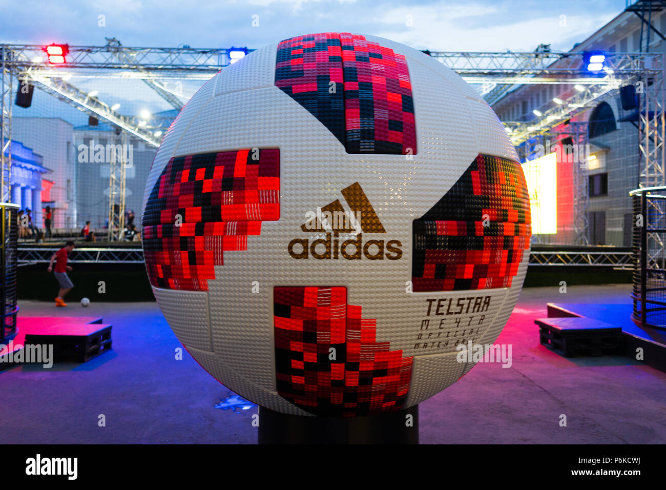 Le 30 juin 2018. Le ballon officiel de la Coupe du Monde 2018 matchs de football Adidas Telstar Chabet Banque D'Images