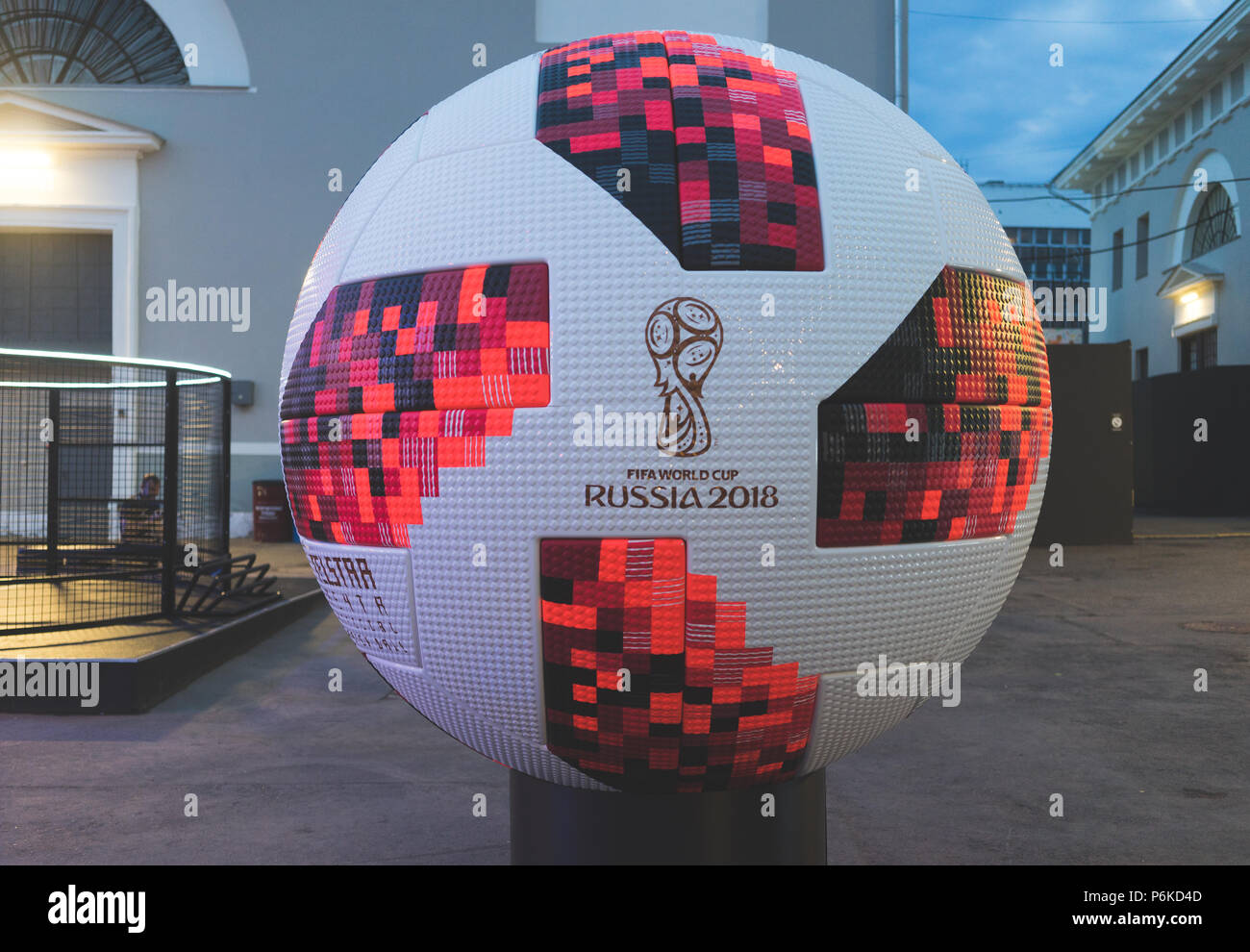 Le 30 juin 2018. Le ballon officiel de la Coupe du Monde 2018 matchs de football Adidas Telstar Chabet Banque D'Images