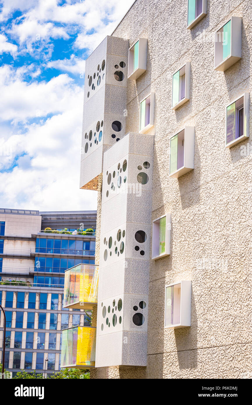À l'aide de bâtiments inhabituels de l'architecture moderne à Paris, France Banque D'Images