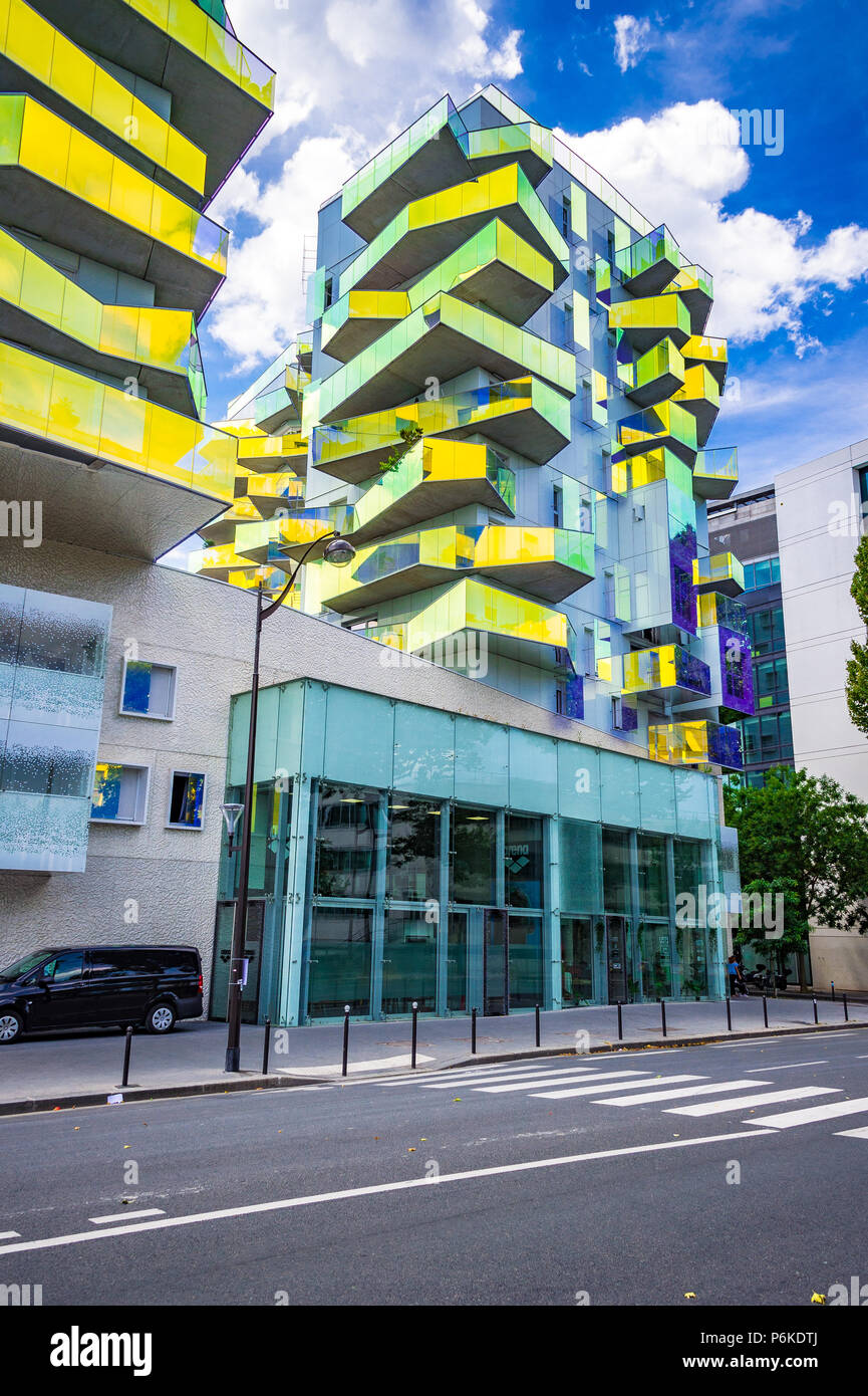 À l'aide de bâtiments inhabituels de l'architecture moderne à Paris, France Banque D'Images