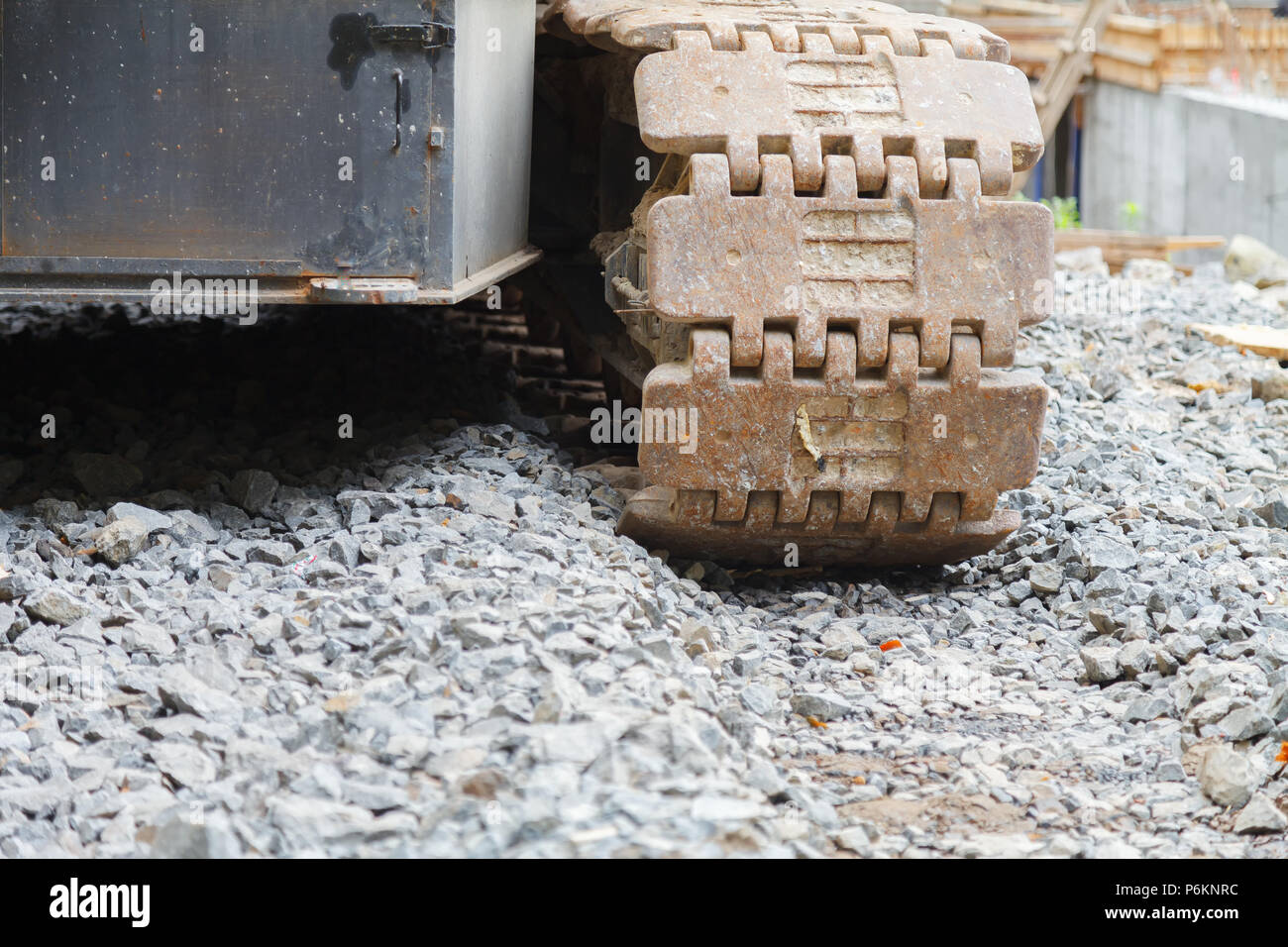 Une vieille, la rouille-grue caterpillar se dresse sur un gravier sur un chantier de construction sur une journée ensoleillée. Close-up Banque D'Images