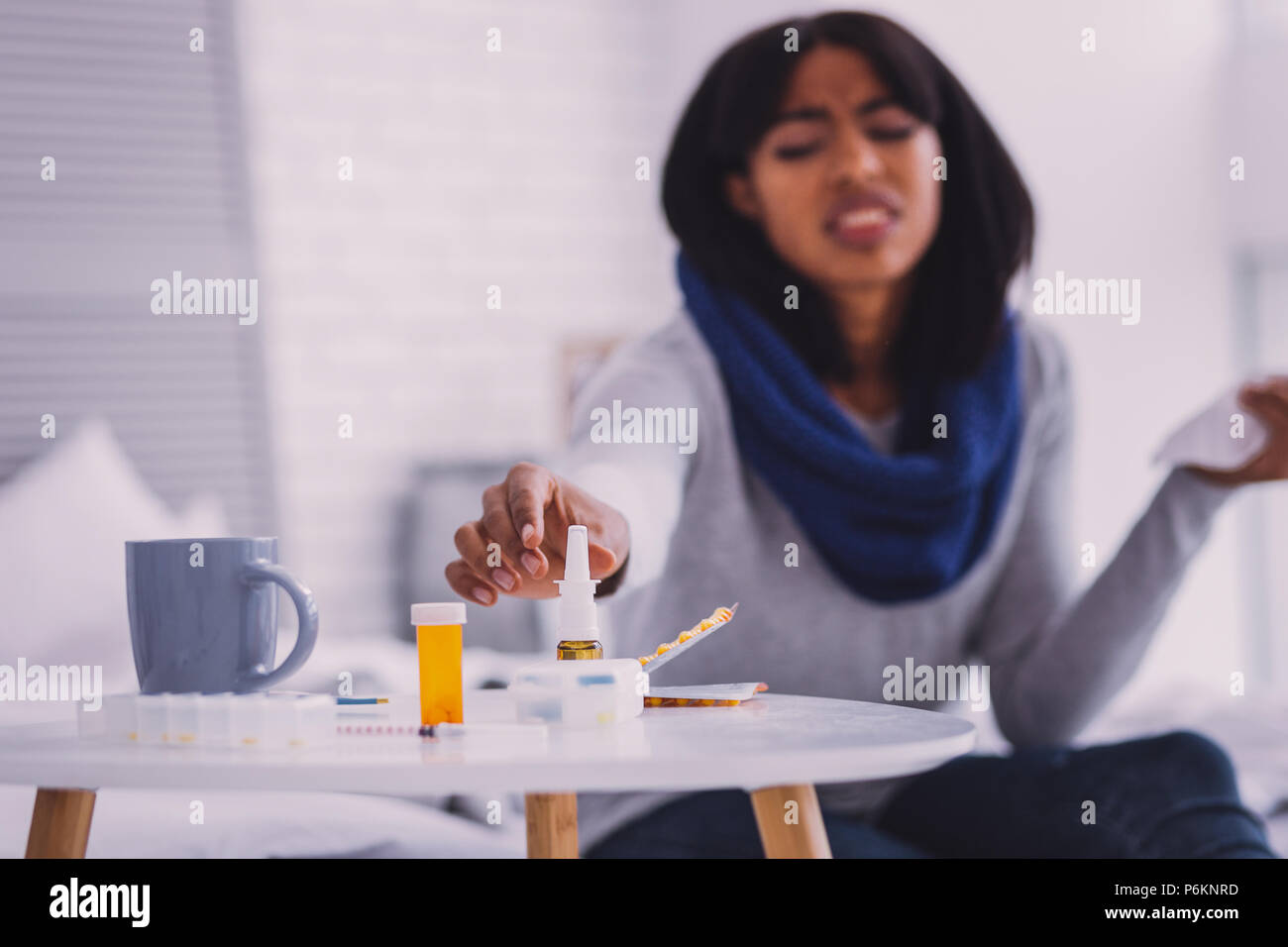 Heureux négatifs woman taking spray Banque D'Images