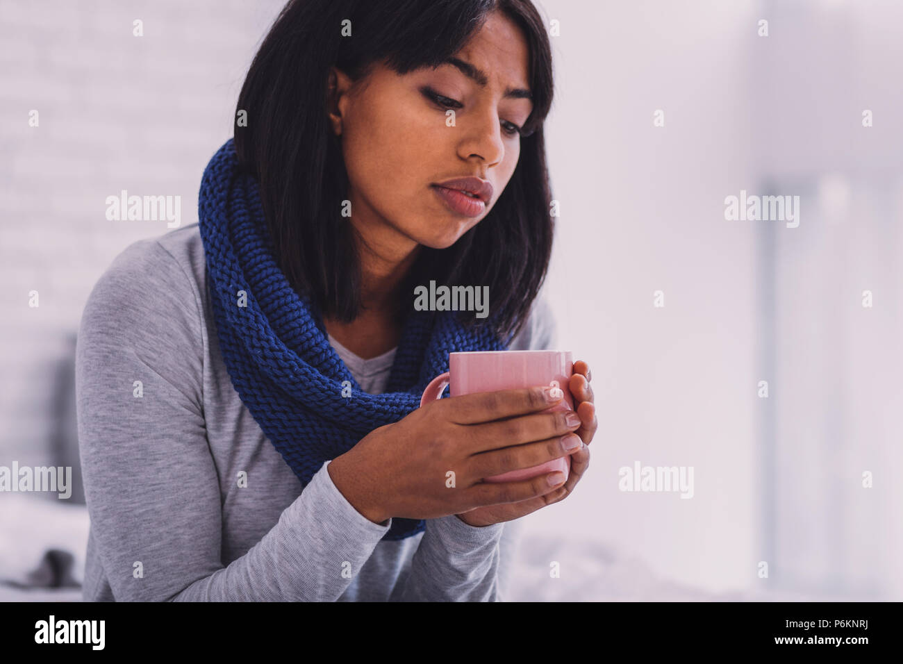 Concentrated brunette pense à recovery Banque D'Images