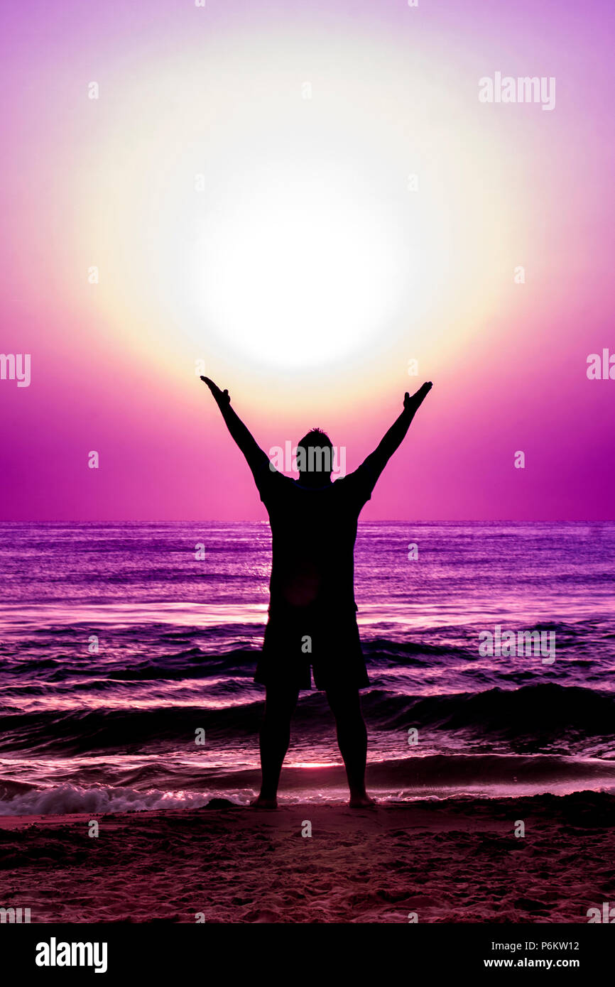 L'homme silhouette d'énergie de la mer soleil solaire Banque D'Images