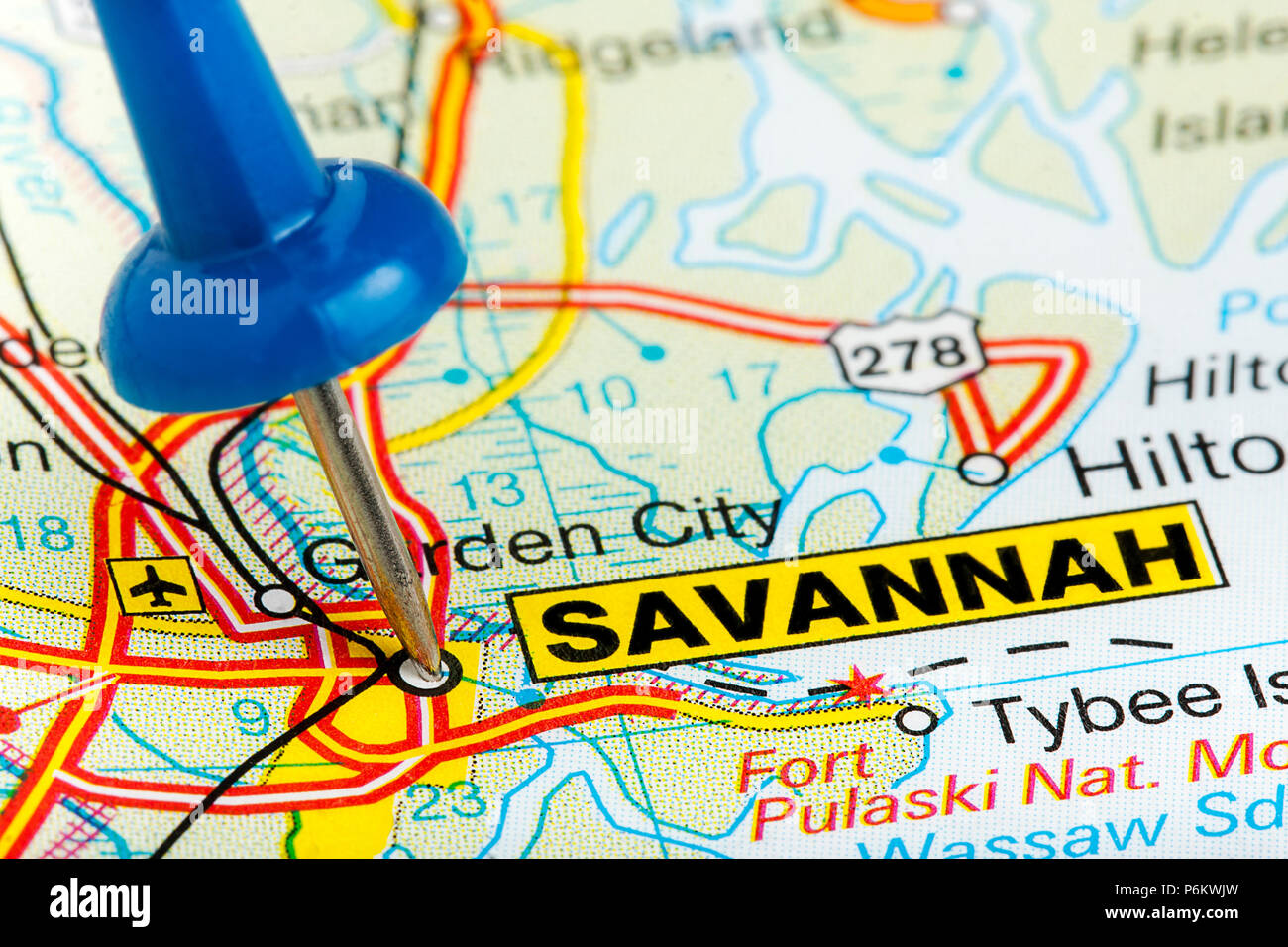 Savannah en Géorgie a mis en évidence avec un bouton poussoir bleu sur l'atlas ou la carte libre Banque D'Images