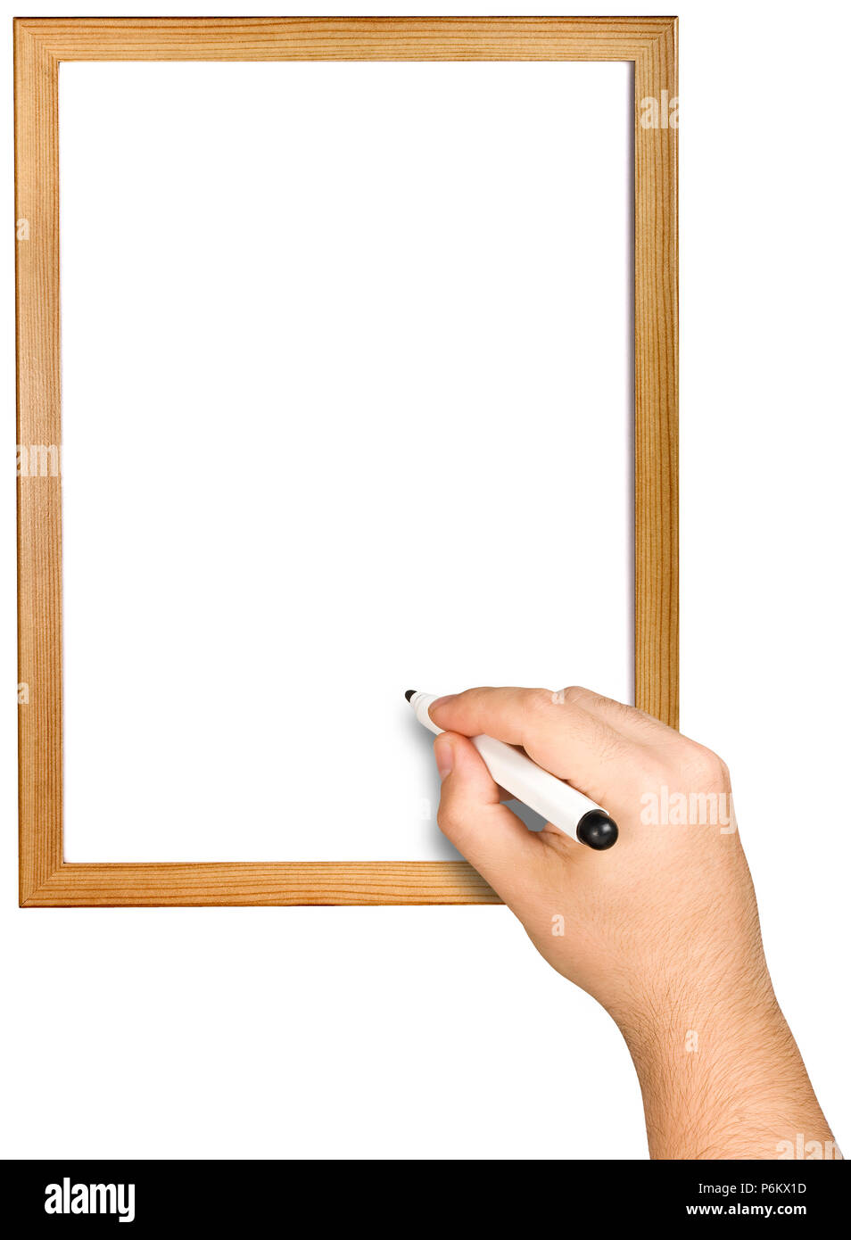 La main avec marqueur noir sur tableau blanc vide isolé du châssis en bois Banque D'Images