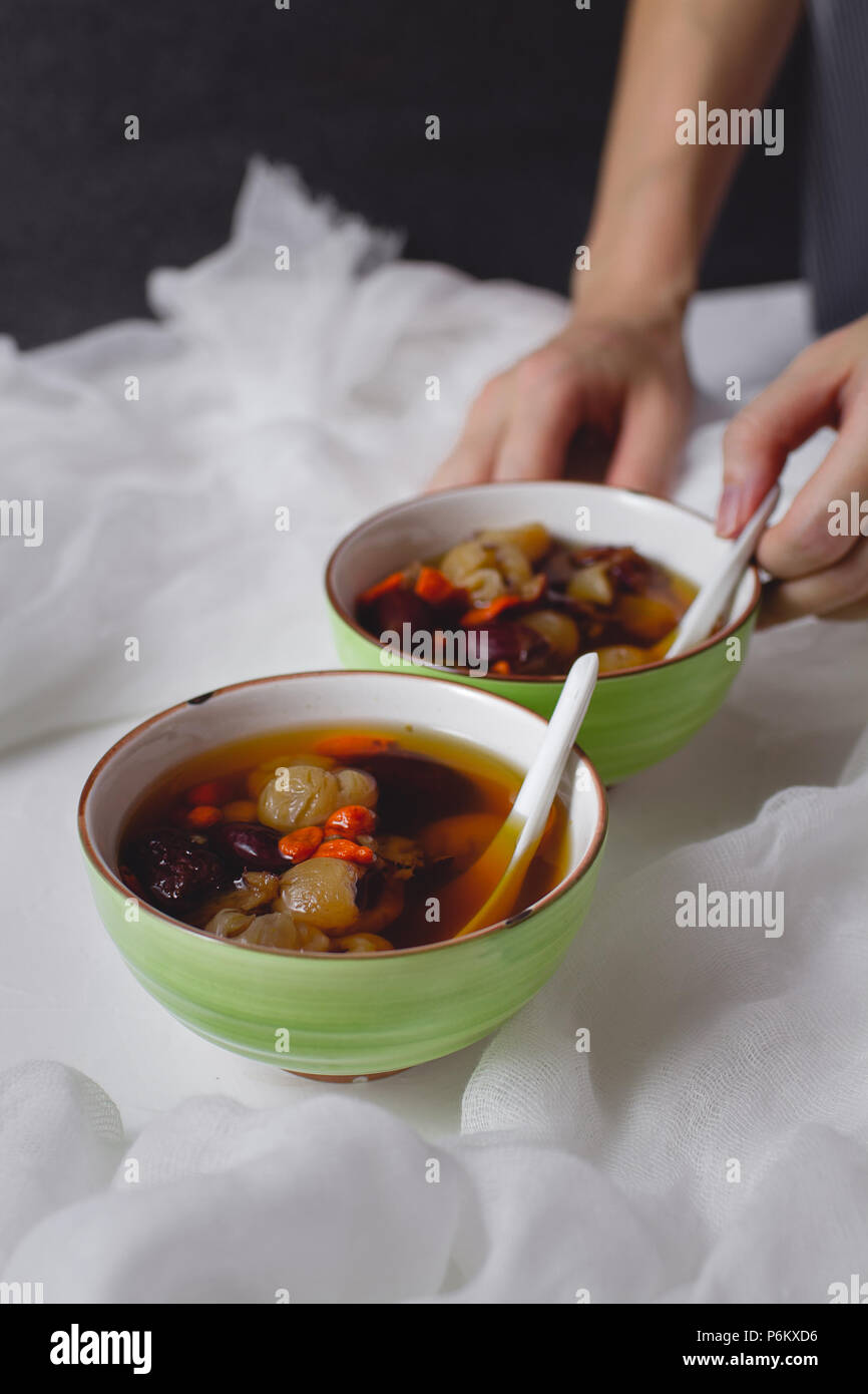 Date rouge longane soupe. En dessert chinois bol vert. Deux bols. Banque D'Images