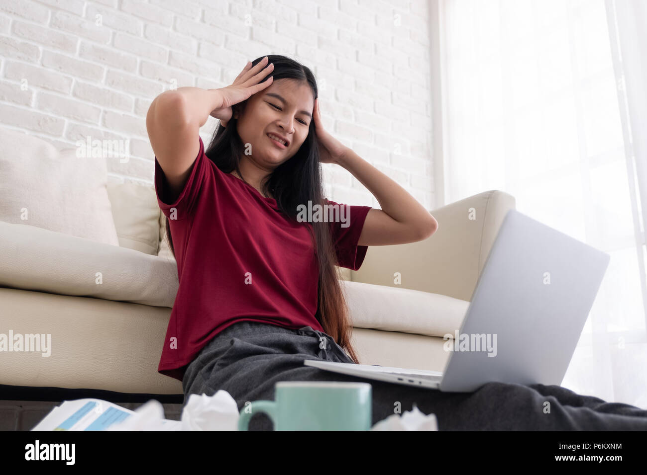 Asian woman freelancer souligner l'émotion tout en travaillant avec un ordinateur portable et des formalités administratives de canapé dans la salle de séjour en chambre.travailler à home concept Banque D'Images